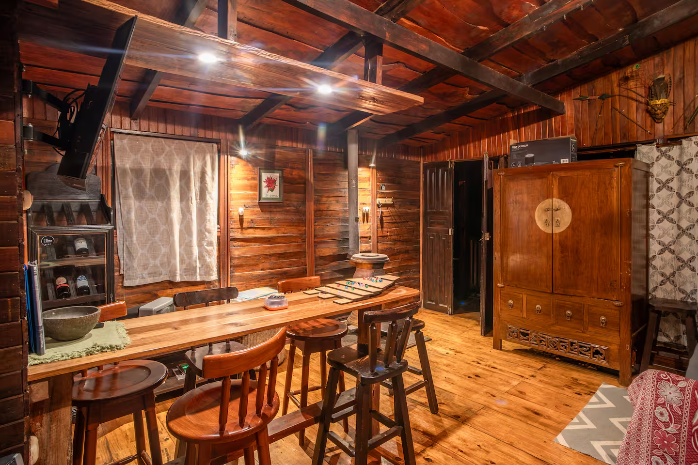 Sala y comedor de La Bromelia con estufa interna