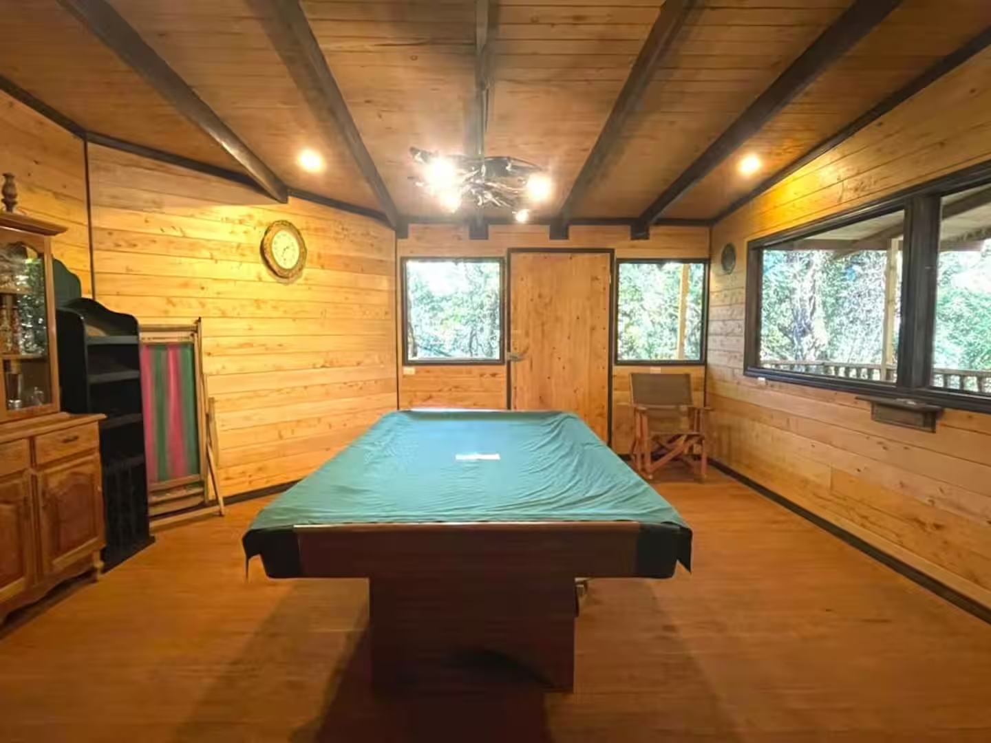 Sala de juegos con mesa de pool en La Magnolia