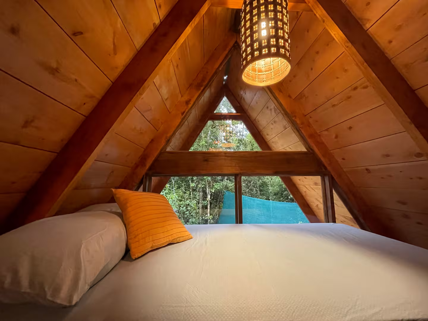 Cama en altillo de La Hortensia con vista al bosque