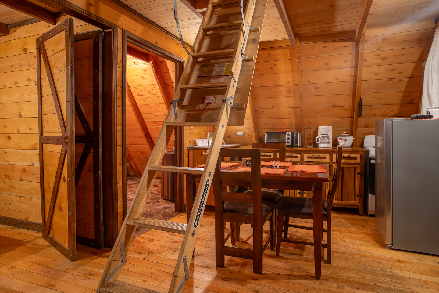 Interior de La Hortensia con escalera y comedor